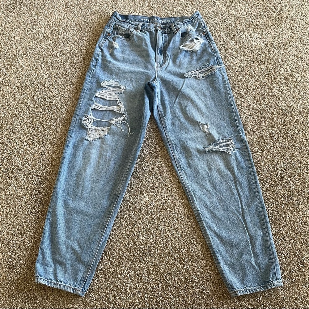 American Eagle Relaxed Mom Jeans Women’s 6 Long Blue Light Wash Tapered Ripped - Picture 2 of 16